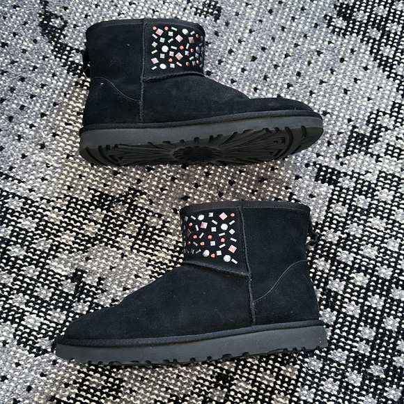 NEW UGGS CLASSIC MINI II STUD JEWELS BLACK BOOTS - WOMENS SIZE 10 - Picture 8 of 11